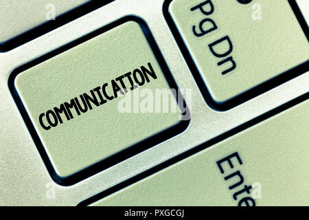 Main conceptuel écrit montrant la communication. Photo d'affaires mettant en vedette la transmission ou l'échange d'information par la parole écrite. Banque D'Images