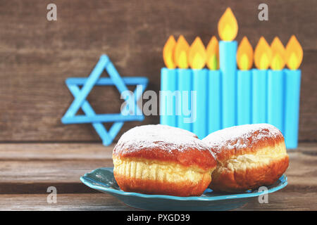 Fête juive Hanoucca et ses attributs, la menorah, des beignes, des étoiles de David. Hanukkah menorah. Maison de Hanoukka. Hanukka juive Banque D'Images