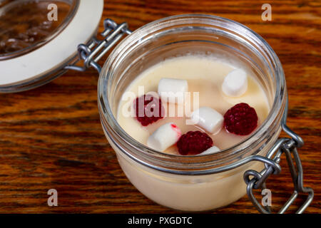 Panna Cota aux Fruits rouges servi dans le can Banque D'Images