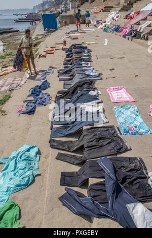 Jour de lessive sur le Gange, Varanasi, Uttar Pradesh, Inde. Les vêtements et le linge sont lavés dans la rivière et se propager à sécher sur la banque du fleuve Banque D'Images