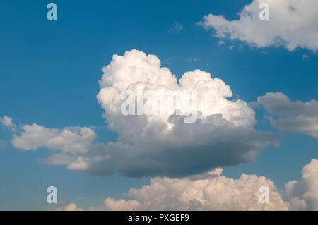 Beau Cumulus nuages sur un fond de ciel bleu. Photographié dans le Tyrol, Autriche Banque D'Images