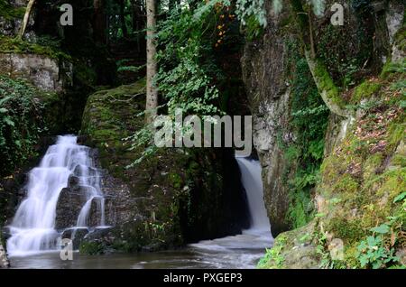 Ffynone Cascade cascade isolée a dit d'être l'entrée de l'autre monde celtique Pembrokeshire Wales Cymru Annwn Newchapel UK Banque D'Images