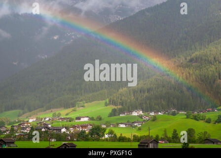 Rainbow photographié à Neustift im Stubaital, Tyrol, Autriche Banque D'Images