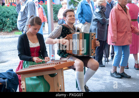 Musicien en costume traditionnel tyrolien. Photographié à Neustift im Stubaital, Tyrol, Autriche. Banque D'Images