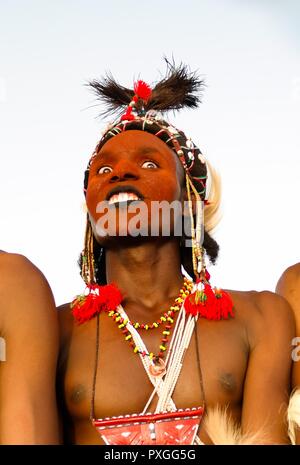 Danse homme Yaake danser et chanter au festival Guerewol - 23 septembre 2017 InGall village, Agadez, Niger Banque D'Images