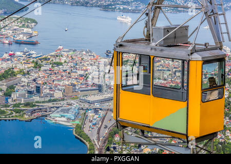 Ulriken télécabine à Bergen, Norvège. Vue superbe depuis le sommet de la colline. Banque D'Images