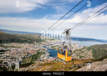 Ulriken télécabine à Bergen, Norvège. Vue superbe depuis le sommet de la colline. Banque D'Images