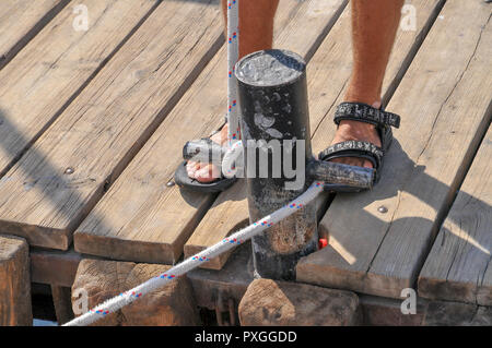 L'obtention d'un bateau à la jetée avec corde Banque D'Images