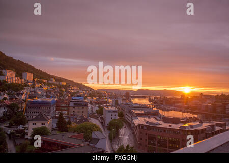 Bergen avec soleil colorés en Norvège, Site du patrimoine mondial de l'UNESCO Banque D'Images