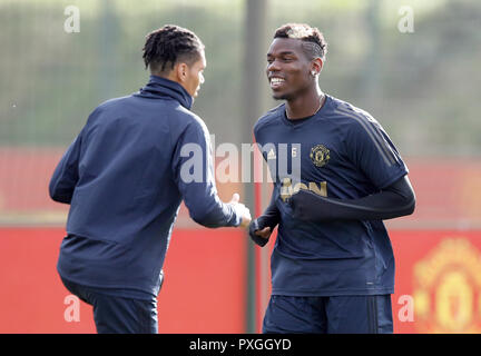 Paul Pogba Manchester United (à droite) au cours de la session de formation à l'Aon complexe de formation, Manchester. Banque D'Images