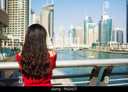 Girl bénéficiant d'une vue sur la marina de Dubaï en Émirats Arabes Unis Banque D'Images