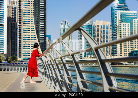 Girl bénéficiant d'une vue sur la marina de Dubaï en Émirats Arabes Unis Banque D'Images