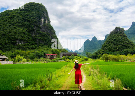 Happy Asian girl explorer la nature de Yangshuo en Chine Banque D'Images