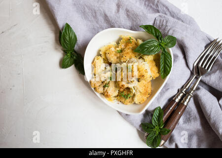 Casserole de chou-fleur avec du fromage dans une sauce à la crème. Gratin de chou-fleur avec sauce béchamel/ Banque D'Images