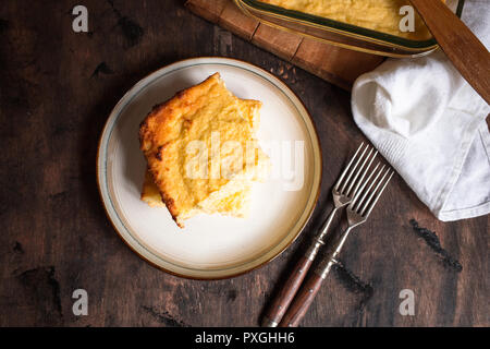 Cassolette de fromage cottage morceau sur une assiette/ Banque D'Images