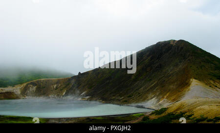 Le lac de vapeur dans le cratère du volcan, l'île de Kunashir Golovnina, Kurily, Russie Banque D'Images