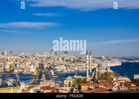 Istanbul, Turquie, le 10 novembre 2010 : Vue aérienne du pont de Galata, prise du toit du Buyuk Valide Han. Banque D'Images