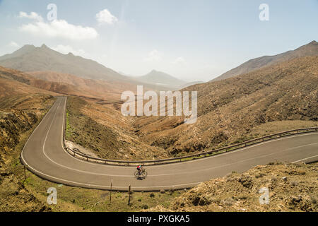 FUERTEVENTURA, ESPAGNE - 1 mars 2018 : vue panoramique sur route sinueuse et cycliste vue de Menendez Pelayo, à Fuerteventura. Banque D'Images