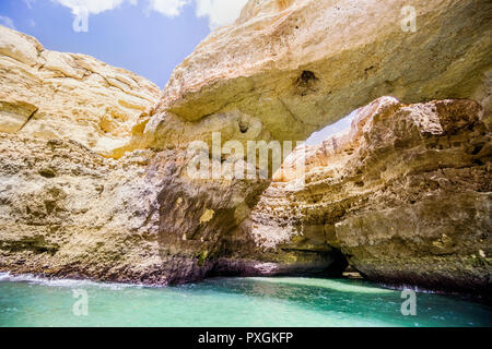 La formation de cavernes sur côte atlantique de l'Algarve de l'océan, le Portugal Banque D'Images