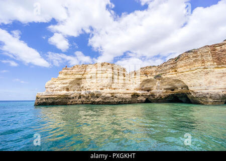 La formation de cavernes sur côte atlantique de l'Algarve de l'océan, le Portugal Banque D'Images