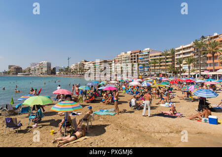 Torrevieja Espagne occupé avec plage bondée de touristes et vacanciers dans le beau soleil octobre Espagnol à Playa Cura Banque D'Images