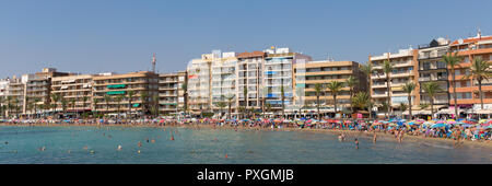 Torrevieja Espagne occupé avec plage bondée de touristes et vacanciers dans le beau soleil octobre Espagnol à Playa Cura Banque D'Images