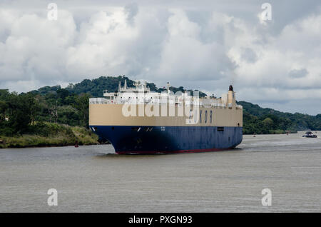 Location de navire Transporteur en transit dans le canal de Panama Banque D'Images