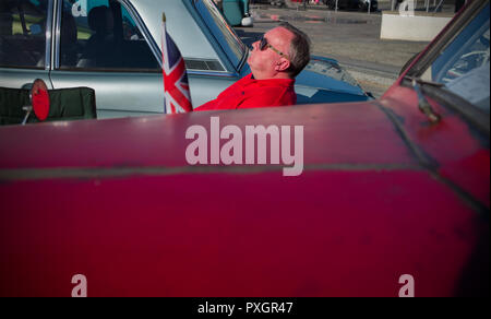 Southend on Sea, Essex, Angleterre, Royaume-Uni. Oct 2018 l'homme se détend à Southend Classic Car Show Banque D'Images