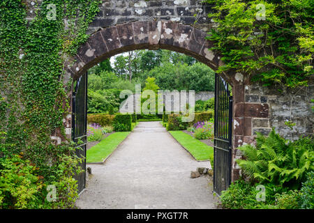 Jardin clos à Balloch Castle Country Park, Balloch, West Dunbartonshire, Ecosse Banque D'Images