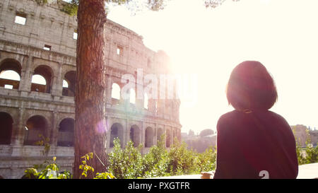 Femme touristiques ressemble enchanté le Majestic Colisée de Rome Banque D'Images