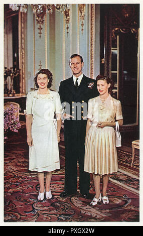 L'un de l'engagement officiel des photographies prises à l'occasion de l'annonce de l'engagement de la princesse Elizabeth (plus tard la reine Elizabeth II)(1926-) à Philip Mountbatten (plus tard, le Prince Philip, duc d'Édimbourg) (1921-) le 9 juillet 1947 à Buckingham Palace, Londres. En photo avec la princesse Margaret (1930-2002) (à droite). Date : 1947 Banque D'Images
