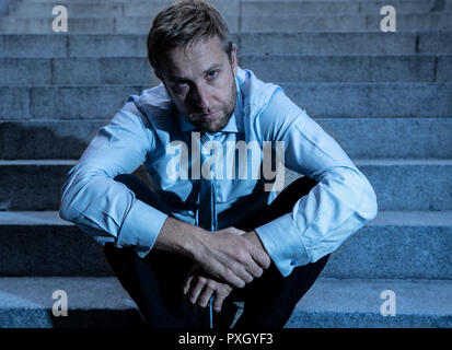 Les jeunes entreprises ont tiré l'homme a perdu dans la dépression de pleurer abandonné assis sur sol béton escaliers rue de la souffrance de la douleur émotionnelle de tristesse en voyant grunge Banque D'Images