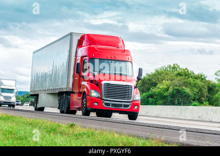 D'un coup horizontal 18 wheeler rouge sur une autoroute Banque D'Images