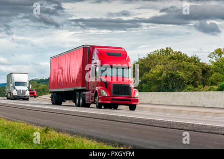 D'un coup horizontal semi-remorque tracteur rouge chariot qui se déplace l'Interstate highway Banque D'Images