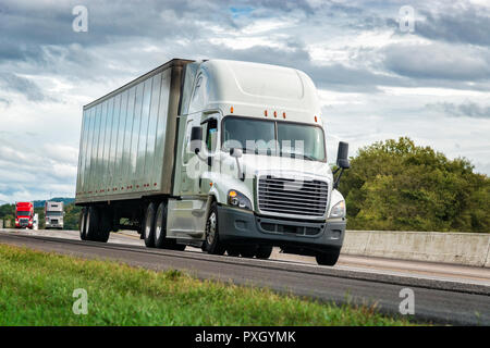 D'un coup horizontal remorque tracteur blanc Rig sur l'Interstate sous ciel nuageux. Banque D'Images
