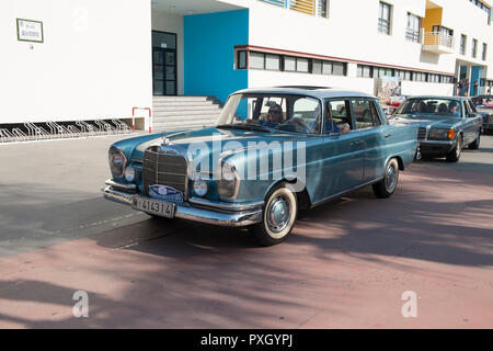 1964 Mercedes 220S à classic car réunion à Torremolinos, Malaga, Espagne. Banque D'Images