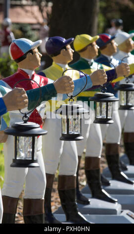 Jockeys lanterne alignés en avant du National Museum of Racing and Hall of Fame à Saratoga Springs, NY, USA Banque D'Images