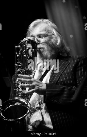 Rod Mason sur le saxophone baryton solo avec Crossover Atlantique Jazz Festival 2018, Scarborough Banque D'Images