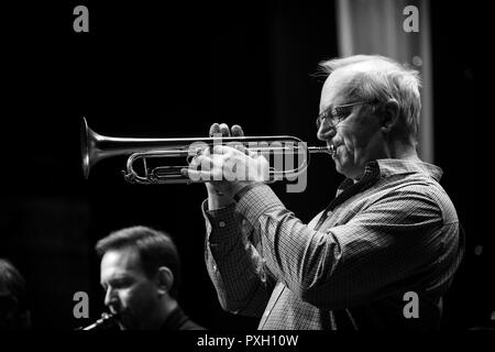 Le trompettiste de jazz Mark Chandler en solo avec 'Atlantic' Crossover Jazz Festival 2018, Scarborough Banque D'Images