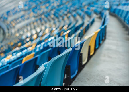 Sièges colorés vides sur les tribunes du stade moderne Banque D'Images