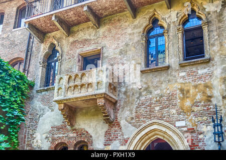 Le célèbre balcon de Roméo et Juliette à la Casa di Giulietta, Vérone, Italie Banque D'Images