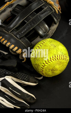Vieux gant de baseball et softball Jaune Vertical Gants Batters Banque D'Images