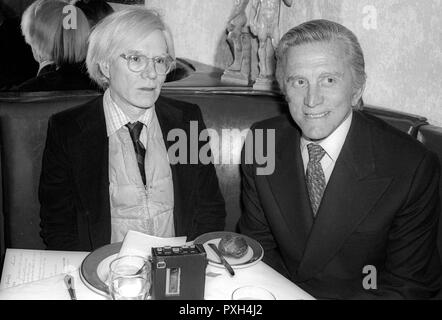 Andy Warhol et Kirk Douglas 1978 Photo par Adam Scull/PHOTOlink/MediaPunch Banque D'Images