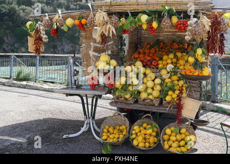 Vendeur de fruits en bordure de route à Positano, un village perché sur le sud de l'Italie Côte Amalfitaine Banque D'Images
