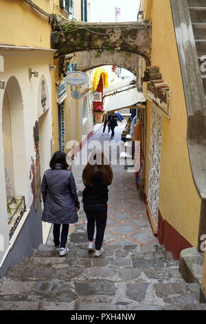 Voyageurs marchant sur la rue étroite et escarpée dans Positano, un village perché sur l'Italie du sud Côte Amalfitaine Banque D'Images