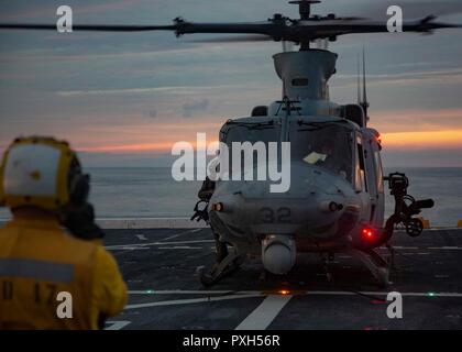 Les UH-1Y les pilotes d'Hélicoptère utilitaire moyen Tilit-Rotar avec Marine (VMM) de l'Escadron 264, 22e Marine Expeditionary Unit, effectuer les vérifications avant vol avant de décoller le pont de l'USS Arlington (LPD-24) au cours COMPTUEX dans l'océan Atlantique, le 17 octobre 2018. Unité de formation composite est l'exercice de pré-déploiement final qui certifie l'exercice amphibie Kearsarge combiné Group (ARG) et la 22e MEU's planification et l'exécution des scénarios de formation réalistes et stimulants en vue de leur prochain déploiement. (U.S. Marine Corps photos par le sergent. Andrew Ochoa) Banque D'Images