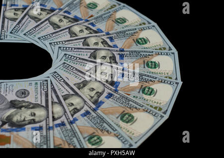 One hundred dollar bills sont ventilés sur un fond noir. Banque D'Images