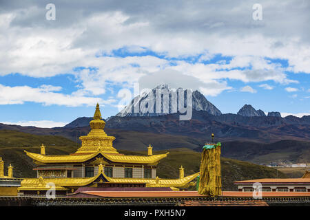 Muya Tour Dorée contre le ciel avec des nuages blancs en face de Yala Snow Mountain Banque D'Images