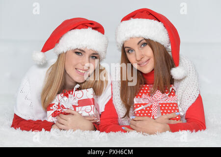 Portrait de femmes heureux d'ouvrir des cadeaux de Noël Banque D'Images