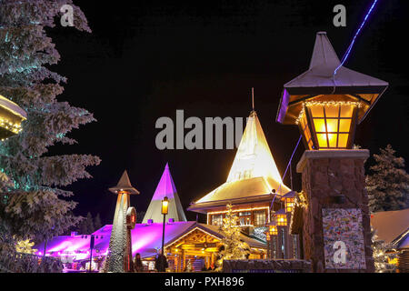 Une vue sur le Village du Père Noël, à Rovaniemi, Finlande. Rovaniemi est la capitale de la Laponie finlandaise et est situé sur le cercle arctique, c'est aussi le lieu de résidence officielle du Père Noël. Banque D'Images